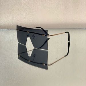Women’s frameless sunglasses